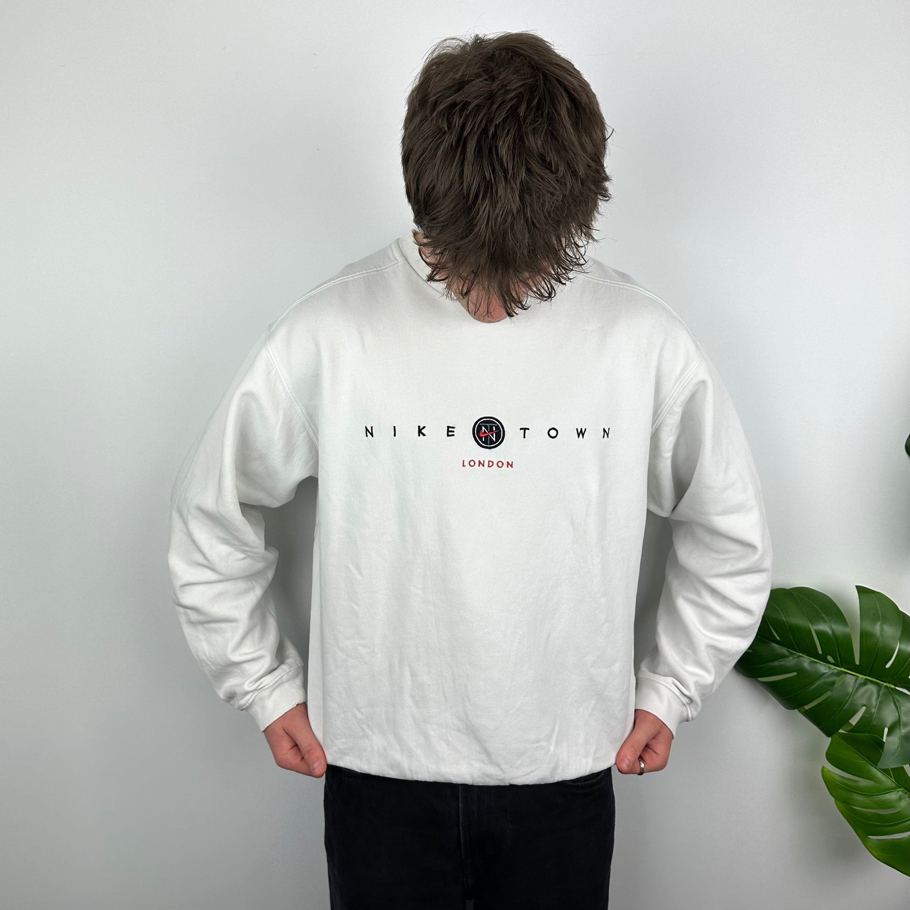 Nike Town London White Embroidered Spell Out Sweatshirt L Jamie Online Vintage