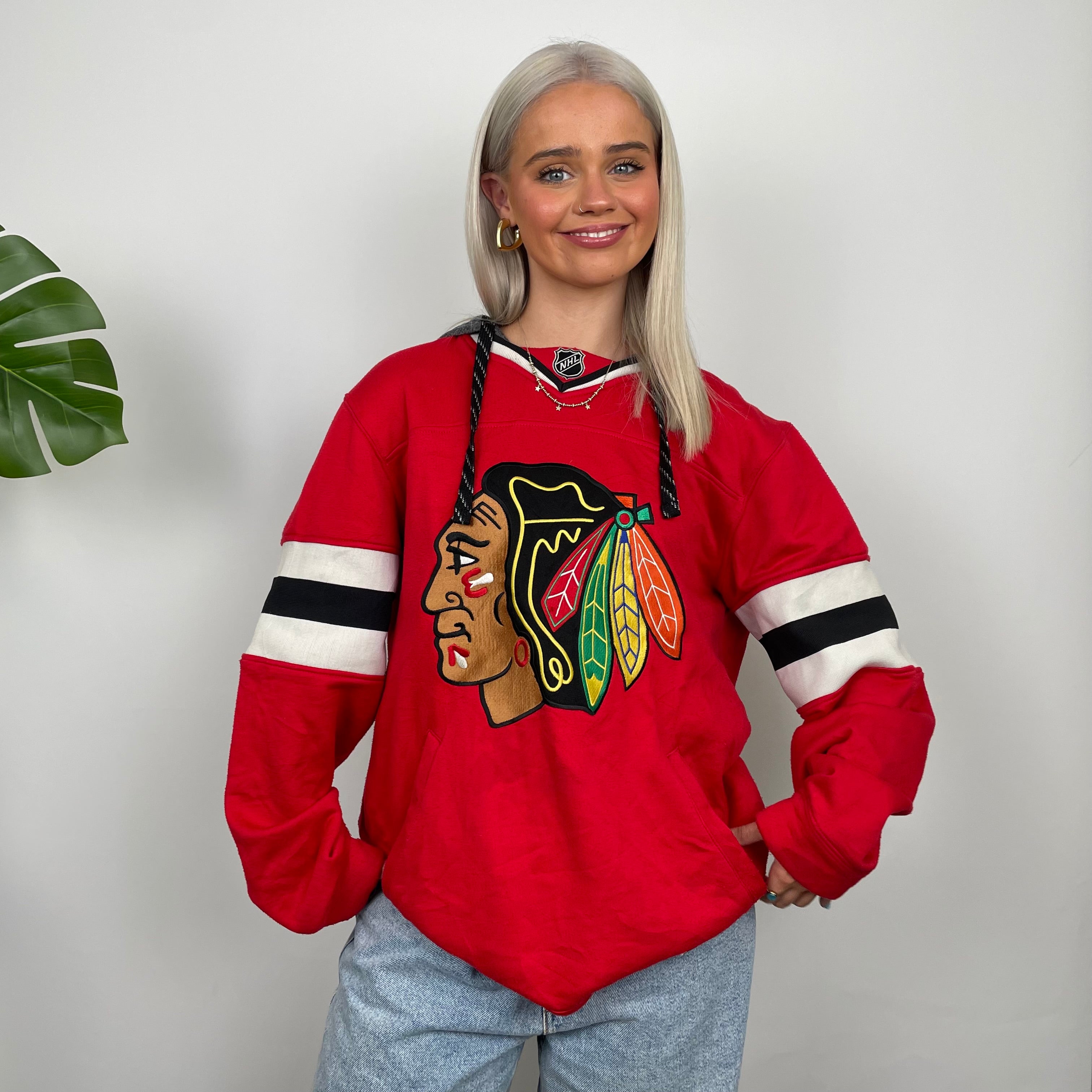 Chicago Black Hawks NHL Red  Embroidered Spell Out Hoodie (M)