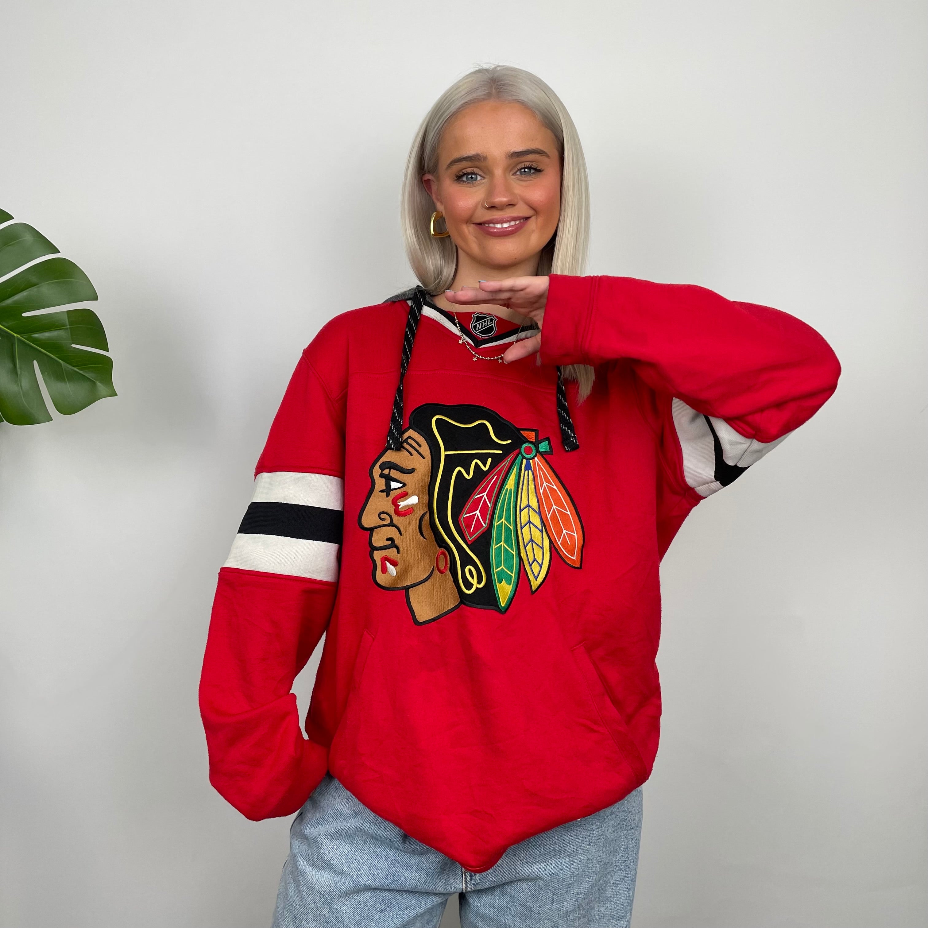 Chicago Black Hawks NHL Red  Embroidered Spell Out Hoodie (M)